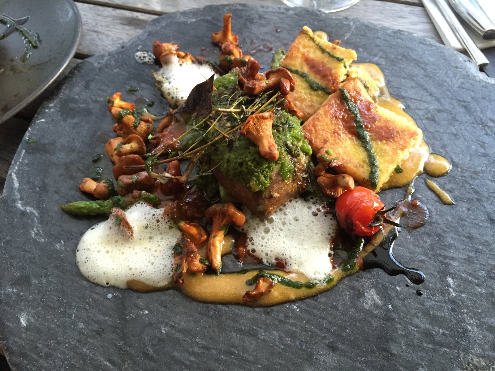 aura entrecote polenta pfifferlinge